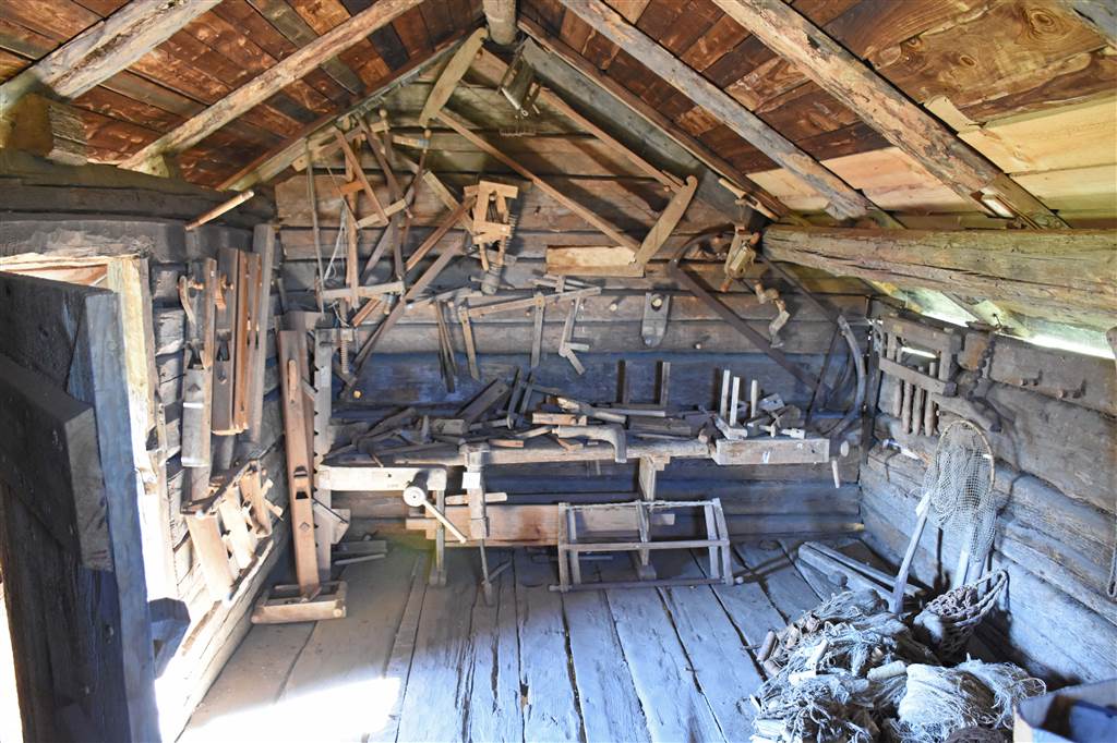 På loftbodens ovanvåning visades gamla verktyg för snickeri, fiske och skomakeri